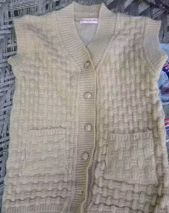 Winterwear Woollen Sleeveless Cardigans Sweaters with Front Pockets ( Cream )