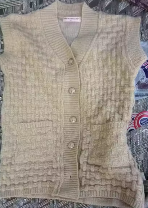 Winterwear Woollen Sleeveless Cardigans Sweaters with Front Pockets ( Cream )