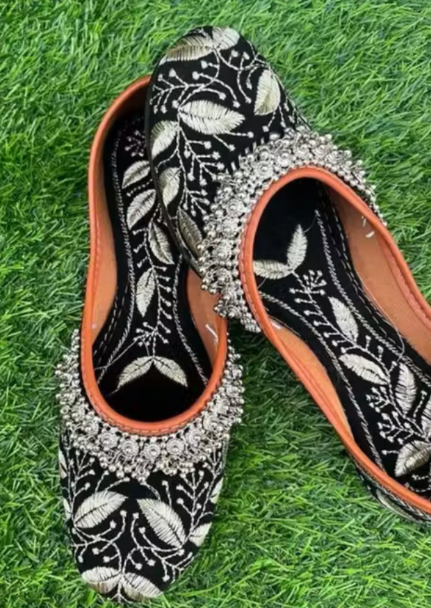 Ankle Bells Stylish Black Floral Jutti